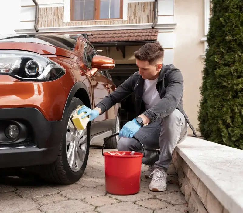 Lavage auto à domicile Fussy : professionnel intervenant sur un véhicule
